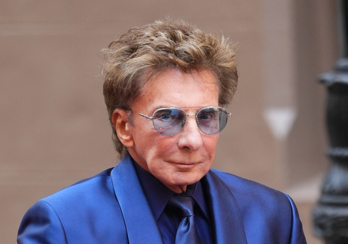 VEGAS SHOCKER: Barry Manilow's COMEBACK CRUMBLES After 2 Songs!